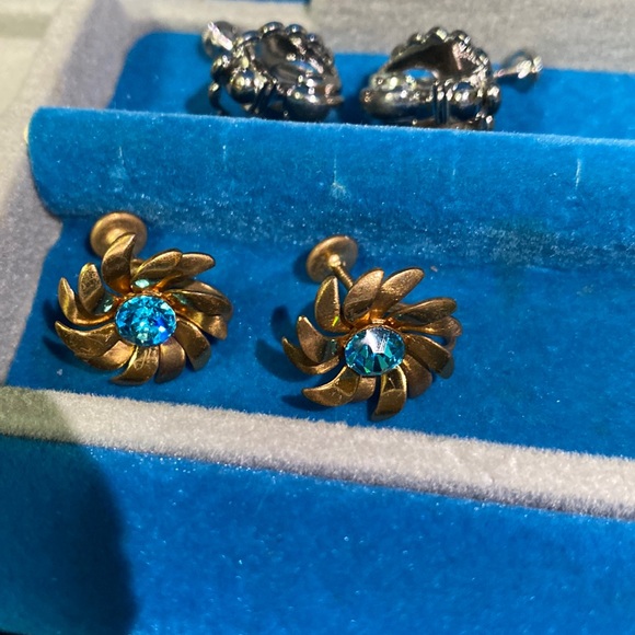 ANTIQUE EARRINGS. SET OF 2 screw on earrings. Brilliant blue stones. - Picture 5 of 9